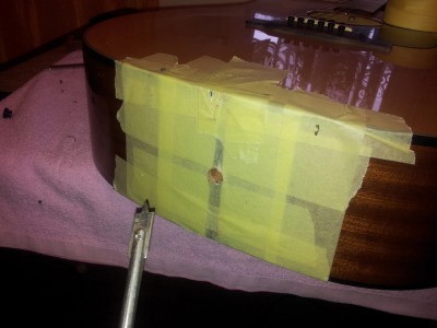 No to.... cóż wiercimy. Dobrze, że swojego czasu podpierdzieliłem stare wiertła Tatusiowi. Przy okazji dziękuję Palisandrowi, że za wczasu mnie ostrzegł iż potrzeba fi12. Oszczędziłem sporo czasu na szukanie wiertła. :-)