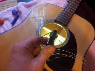 Gniazdo ma otwory, dzięki którym można stunkę, albo innego druta przewlec i przeciągnąć gniazdo przez otwór. Co ciekawe, okazało się, że moja łapa sięga do końca pudła - i te druty potrzebne nie były.