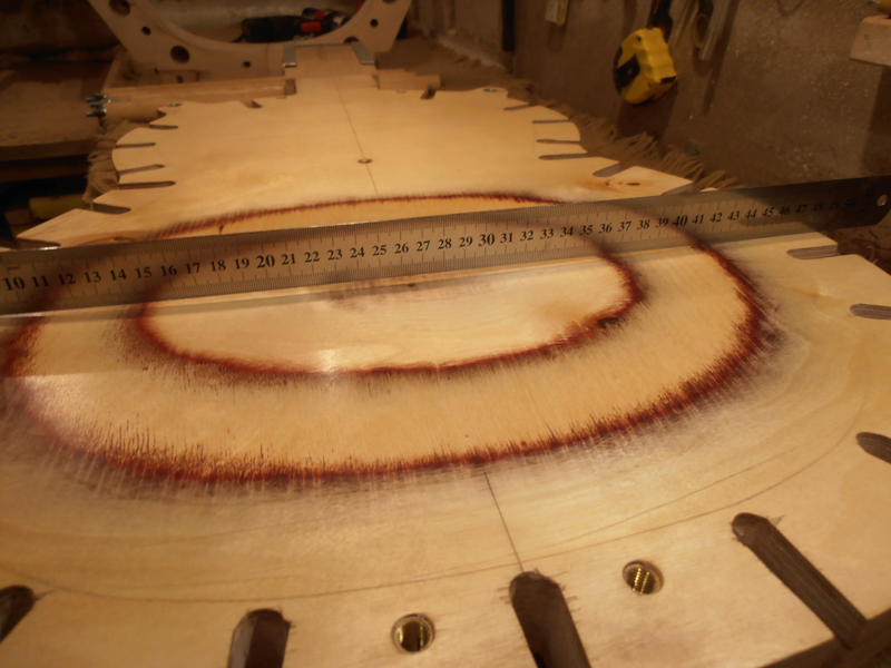 kształt zagłebienia dosć dokładnie widoczny .... Radius solery w miejscu mostka to 4 mm w stosunku do zerowej powierzchni płyty.