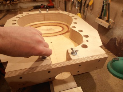 Forma nakładana na solerę i przykręcana na śruby motylkowe. Oczywiście wszystko w idealnej osi symetrii. w Miejscach tych w solerze kotwy z gwintem M 8.