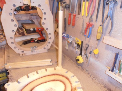 pionowy dystans między solerą a górą od starej solery.... montowany szybko na wklejone w solerę kotwy z gwintem M 8.  Góra montowana na nakrętki motylkowe.