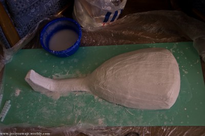 Pokrycie pianki bandażem gipsowym, jak się okazało był to kiepski pomysł.