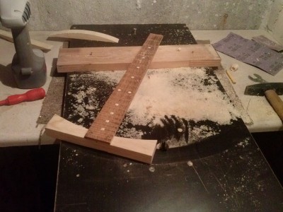 Przyciąłem deski, odrysowałem łuki i zgrubnie wyciąłem na taśmówce. teraz przyszła kolej na ich dokładne wyrównanie frezarką.