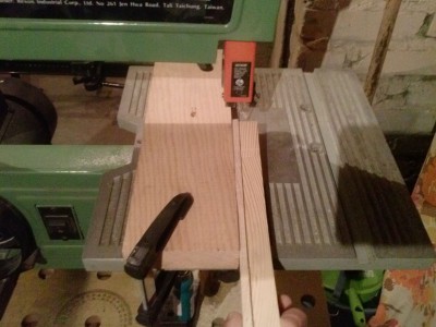 Poniewaz frez do końca deski nie sięgał zostal kołnierz, który bez problemu usunąłem taśmówką (sie ma to trzeba korzystać :)  )