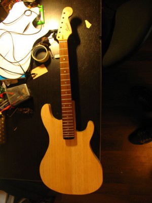 Deski się zapoznają - chwilę po wycięciu kształtu.