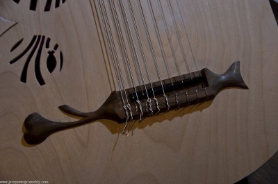 Nie mogłem się powstrzymać i założyłem struny. Sa to tanie struny od gitary klasycznej, jednak indywidualnie dobierane z multipacku lidlowego. Jak będzie grała i się nie złoży, dostanie jakieś lepsze :)