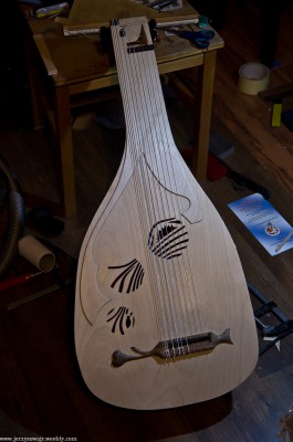 Dla bezpieczeństwa i mojego komfortu psychicznego jest nastrojona kwartę niżej niż docelowo. Progi oczywiście wzorem lutni dostanie ruchome - z pojedyńczych strun nylonowych.