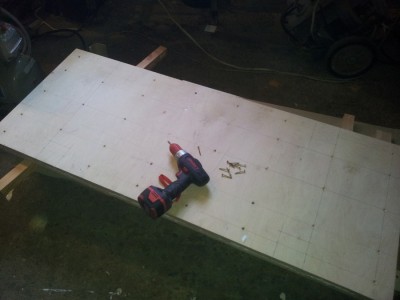 Blat został sklejony z dwóch płyt 25mm  . Najpierw nawierciłem, potem skręciłem zanim klej wysechł. Alternatywa - jak się nie ma ścisków odpowiednich. Trzeba tylko pamiętać, gdzie są śruby :-)