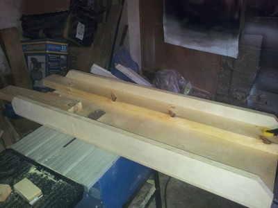 Przy okazji, zbudowałem sobie prowadnicę na moją piłę stołową. Dzięki stop blokom wszystkie elementy miały równą, odpowiednią długość - bez ciągłego mierzenia. No i bezpieczniej.