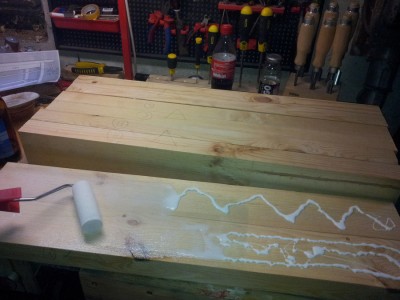 Sklejamy nogi. Wcześniej dobrałem, żeby ładniejsze deski były na zewnątrz. Ścisnąłem wszystkie razem. Używałem w tym projekcie kleju patex z castoramy. Rewelacyjny do takich rzeczy.