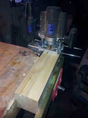 Frezowanie kanałów na pręty. Dobry pomysł, to frezować elementy parami. Ściśnięte razem dają lepsze podparcie dla frezarki.