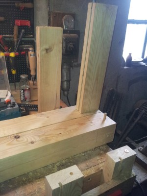 Rama jest skręcana, a kołki pomagają ustalić kąt.