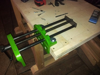 Oczywiście imadło trochę wyższe, więc trzeba było zrobić sklejkową podkładkę. Co ciekawe - podstawa i front imadła nie stanowią kąta prostego. Więc i podkładka sklejkowa jest pod kątem lekkim (podkładki na śrubach z jednej strony)