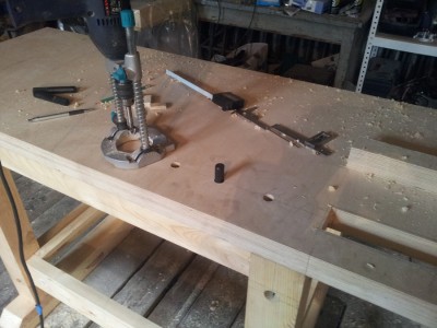 Wiercenie dog holes - otworów na imaki... Stara celma się poddała. Spaliłem chyba wiertarkę. Ale była okazja kupić nową.