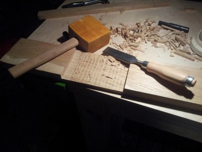 Najpierw piłą, potem dłutkiem. Wpust na imadło, które przykecone jest do blatu. Do blatu nie do deski, żeby w razie co kiedyś łatwo było wymienić deskę.