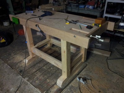 Dokręcanie dębowych desek. Wpadłem na pomysł, żeby uciąć je dopiero po dokręceniu. Zniknął problem błędów w obliczeniach. Wyszło na równo.