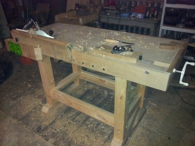 Drobne testy. Jeśli miałbym ogromną deskę, to wkładam imak w przednie otwory i bezpiecznie się materiał opiera.