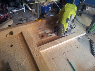 Frezowanie miejsca na szyny zacisku. Przy okazji test nowej frezarki RYOBI. Powiem tak: Miękki start, to super sprawa.