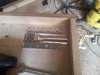 Patent podpatrzony na youtube. Dolne szyny trzymają ścisk boczny. Na filmiku youtube, koleś zapewniał, że to wystarczy, ponieważ ten ścisk nie służy do mocnego ściskania, tylko do przytrzymania materiału. Po pierwszych testach - chyba jest ok.