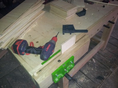 Elementy na szufladki pocięte przez sklep sklejki.pl :-) Ja tylko nacinam rowek :-)