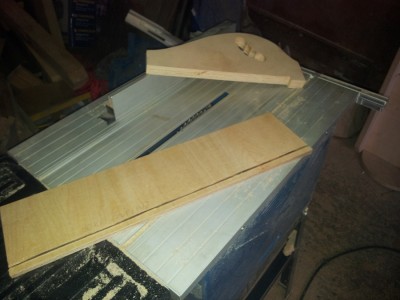 Zrobiłem sobie bezpieczny popychacz. Mam wielki respekt do maszyny zwanej piłą stołową. Z takim popychaczem - wreszcie ręce przestały mi drżeć, a cięcia są równe.