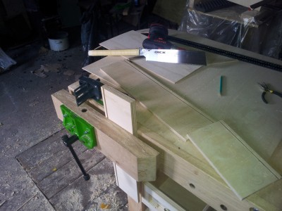 Szuflady montuję za pomocą narzędzia wolfcraft na kołki. Szybko, prosto i fajnie. Dodatkowo sklejone.