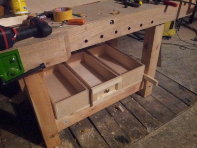 Na jednej z szuflad trwa walka koncepcyjna - Czy Na fron szuflad dokładać ramkę - tzw false front...?