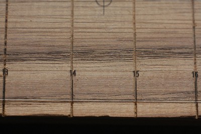 Szablon przyłożony do naciętych rowków na testowej listewce. W ten sposób można skontrolować poprawność nacięć - w tym przypadku przesunięcie na 16. progu. 'Kreski' mają grubość 0,15 mm, omyłkowo bo miało być 0,08 mm, ale może to i lepiej bo cieńsze linie