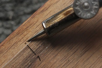 Porównanie grubości linii do czubka cyrkla. Umiejscowienia progów nie zaznaczałem ołówkiem tylko nakłuciem. To wydawało mi się dokładniejsze.