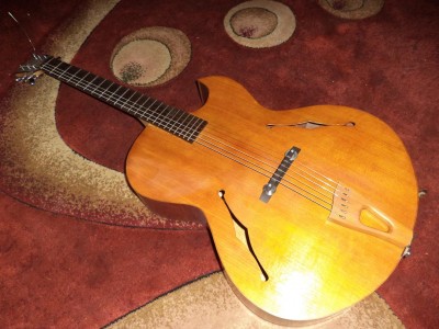 A tak wygląda na teraz .Nie mogłem wytrzymać ,żeby nie pograć .Wykończenie planuje w politurze .No i jeszcze chorągiewka i elektryka .