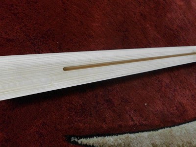 Z rozpędu wyfrezowałem kanałek pod pręt.