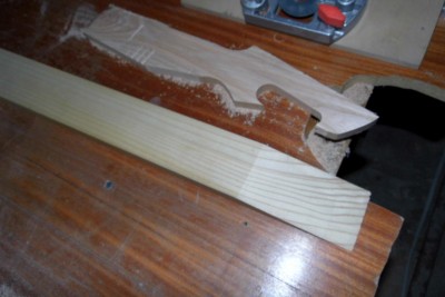 08 tutaj sprawdzałem czy lepiej najpierw wyciąć kształtgłówki i potem szukać osi z gryfem a w wersji mahoniowej poszło odwrotnie.JPG