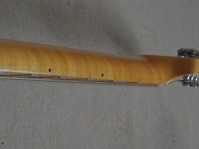 Choć klon nie był zakupiony jako falisty to jednak po polakierowaniu ładny wzorek wyszedł.