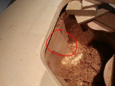 Scięte boki kieszeni na elektronikę. Zrobiłem to choć za cholerę nie wiem po co?!? Ktoś wie dlaczego Gibson to robi?