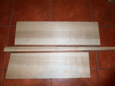 3 korpus długość na środku 440 długość boku prawego 560 szerokość na dole 370 szerokość u góry 364 szerokość klina na dole 29 szerokość u góry 21