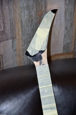 Maskowanie i równanie powierzchni za pomocą szpachli akrylowej do drewna.