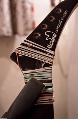 Gumka okazała się genialnym sposobem ściśnięcia elementów. Po odpowiednim naciągnięciu i kilkudziesięciu zwojach trzyma na prawdę mocno.