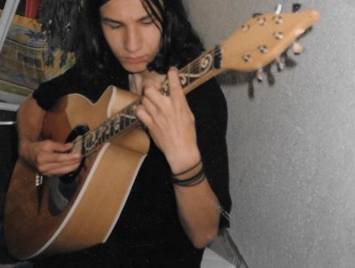 gitara powstała w 2000 roku. Spód i boki drewno paduk.