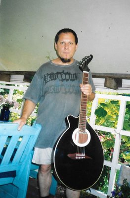 Dla czego czarna? Z powodu braku dobrej jakości drewna, zbudowana z palet.