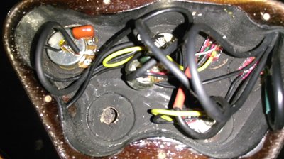 Komora elektroniki ma głębokość 31mm, ale w miejscach gdzie są umiejscowione potencjometry ma głębokość 34mm. Średnica zagłębień pod potencjometry wynosi 32mm.
