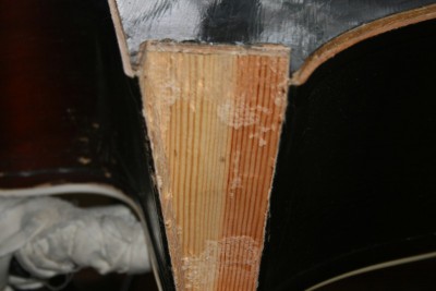 szkoda gadac, gruba warstwa kleju w kilku miejscach, gdzieniegdzie wogole bez kleju (zostawili komory rezonansowe?? )