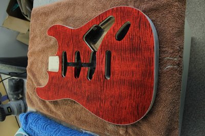 Czerwona bejca (kolor mieszałem z proszków -czerwony-brązowy-żółty) , a potem lakierowanie....szlifowanie.... polerowanie.