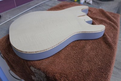 Wręb na binding zrobiłem frezem prostym z mniejszym łożyskiem o potzebną wartość . Miałem szczęście, bo pierwsze lepsze idealnie spasowało....