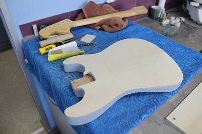 Kształt topu nadałem frezem z łożyskiem. Następnie zagruntowałem tył i boki korpusu.