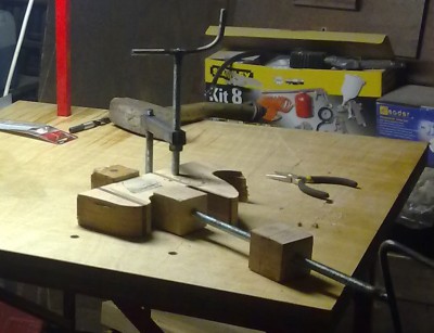 Na zdjęciu widać mocowanie materiału do stołu. Blat wyposażony jest w otwory. W dowolnym miejscu montuję ścisk i punkt podparcia.<br />Widać też prototyp docisku górnego - nie zdał egzaminu, ponieważ pręt stanowiący podporę wygina się - za mała siła docisku.