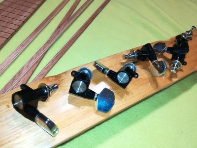 Politura testowana na klocku bukowym.<br />Ps. Co to za klucze, ktoś poznaje?