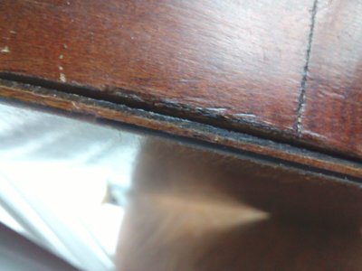 Odklejona płyta tylna zrobiona ze sklejki.