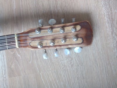 wypełnione otwory klockami dębowymi i założone nowe klucze, struny z owijką stalową 8-34